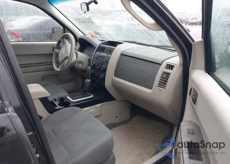 2010 Ford Escape Xls z USA, uszkodzony, nr VIN 1FMCU0C77AKD33467